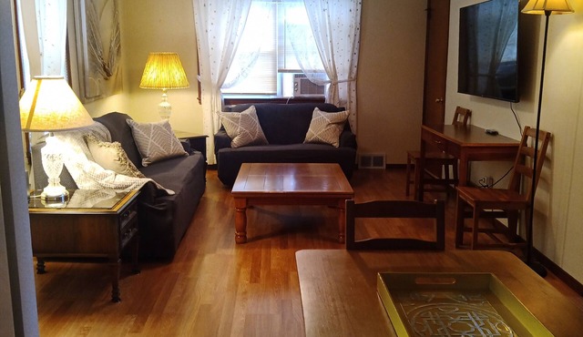 Simple Stay for Family and Friends, 2-bedroom upstairs apartment in Boardman.