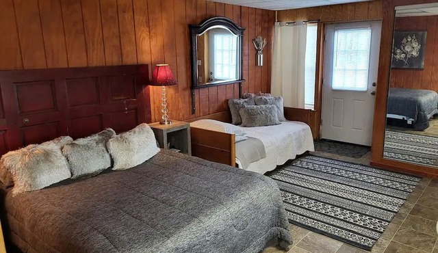 Simple Suite Rental for Relaxing Vacation in the Ozarks near Branson, Missouri