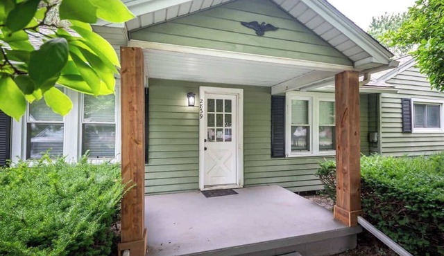 Simple & Sweet 2 BR 1 BA Home in Lansing - Cynwood