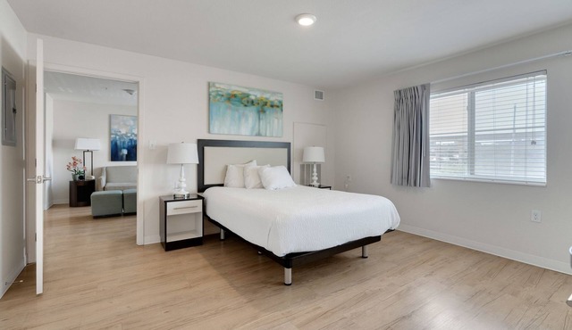 Simplicity At the Rim 1210 I Spacious 1 Bed 1 Bth