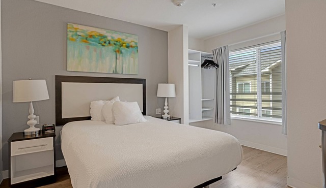 Simplicity At the Rim 1417 I Spacious 1 Bed 1 Bth