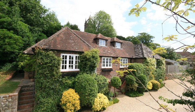 Simplicity Comfort & Charm in Lovely Location