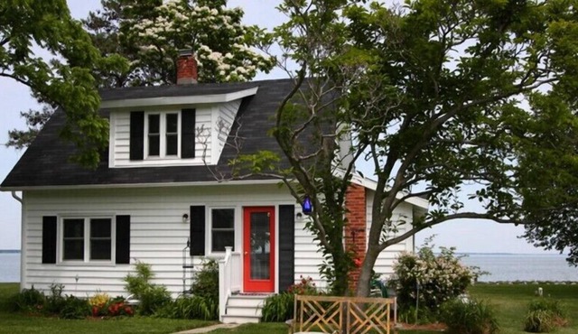 Simplicity Cottage - Renovated Waterman's Home Circa 1920, Relax in the Hammock!