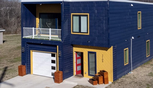 Simplistic Downtown Modern Loft