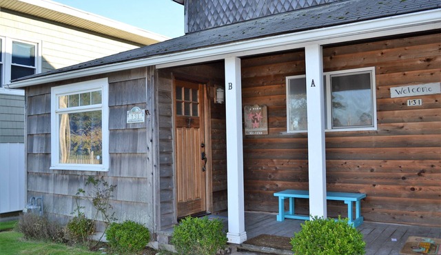 Simply Adorable and close to Beach, Restaurants,Brew Pub, Theater, Shops and all