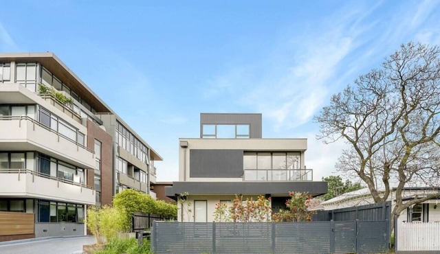 Simply Beautiful Townhouse in Caulfield North