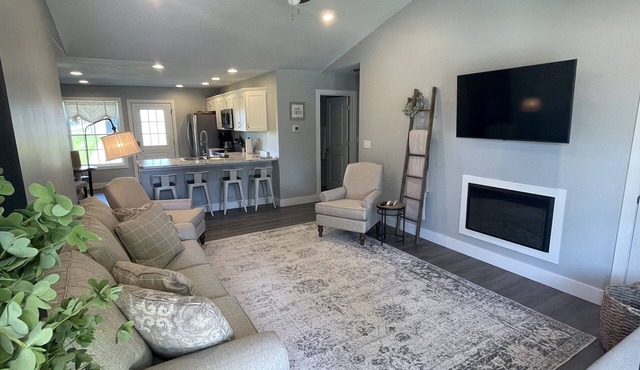 Simply Charming Nest-Nearly brand new, central, super clean, well appointed.