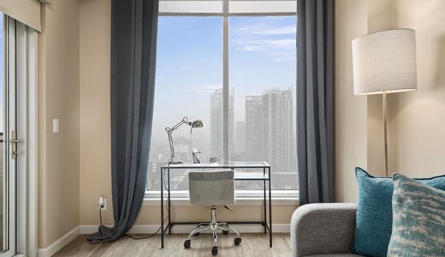 Simply Comfort. Modern DT Condo. Balcony. Free Parking. Gym.