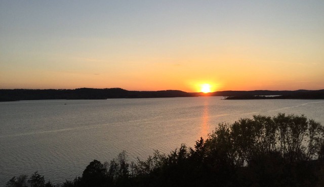 Simply Irresistible III * Right on the Lake and Close to All the Action!