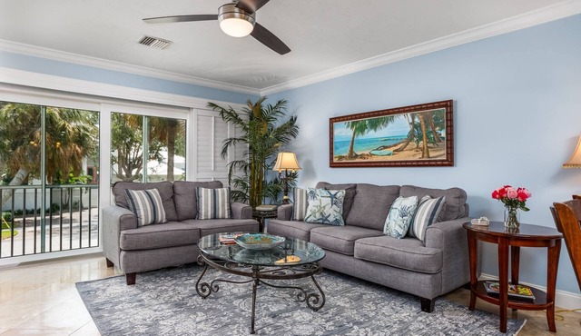 Simply Paradise! Updated Corner Unit Steps to Lido Beach & St. Armand's Circle, Pool, & Spa!
