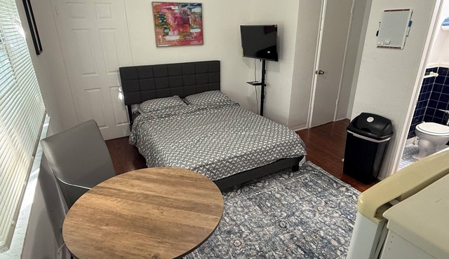 Simply Perfect - Chill in Comfort - Steps to the Beach- Amazing Historic Bldg