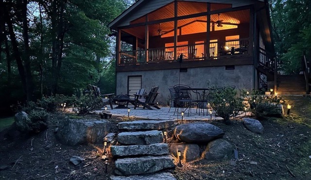 Simply Serene: Cozy Cabin, WIFI, AC, Hot Tub, Firepit, Covered Deck, Small Dog Friendly
