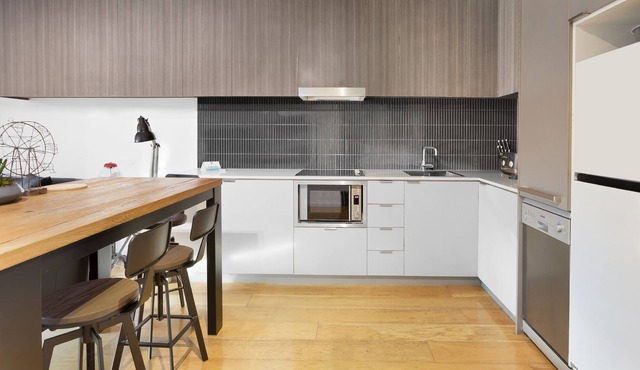 Simply St Kilda - Wifi, Linen, Towels, Smart TV, Parking and on Acland Street