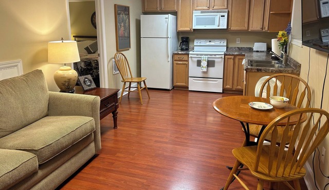 Simply Sunny Cozy 1 BR w/Patio