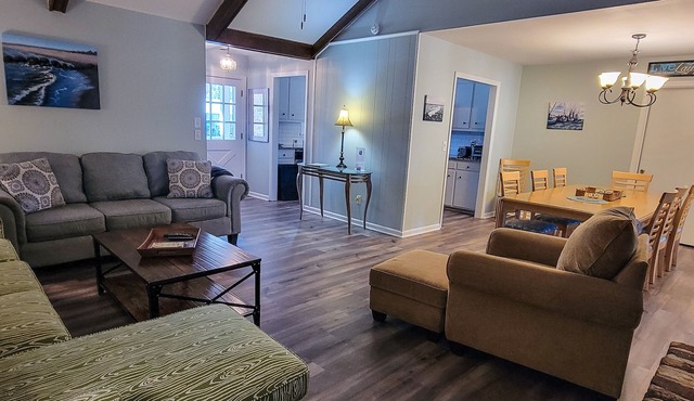 Simply Sunny Fun! 4BR Close to DT Chas & Beaches! Great backyard firepit & games