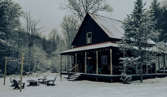 Simply sweet creekside cottage with loft