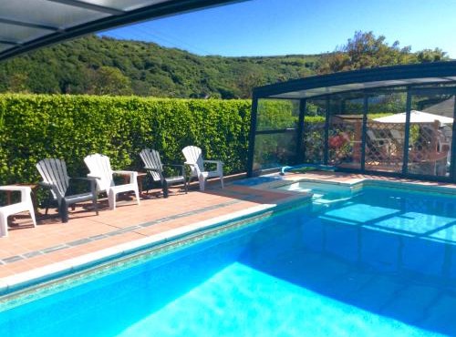 Simply the best ! 4 min walk to Beach, Pubs, Restaurants, Shops, Htd Pool, Hottub, Games rm, 1 acre Garden, BBQ, Stunning walks, Beautiful, Bassets acre, Just six 1-3 bedroom Unique aparts, Free Parking and WIFI
