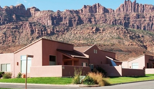 Simply the best - luxury, comfort, convenience in Rim Village!