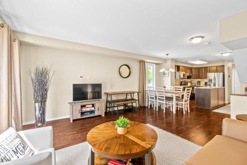 SimplyLovely Modern Condo Near Downtown Ottawa with Free Parking and Patio