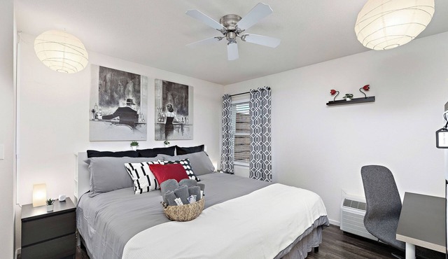 Sinatra's Escape King Bd Fast WiFi Dedicated Parking and Workspace Accessible