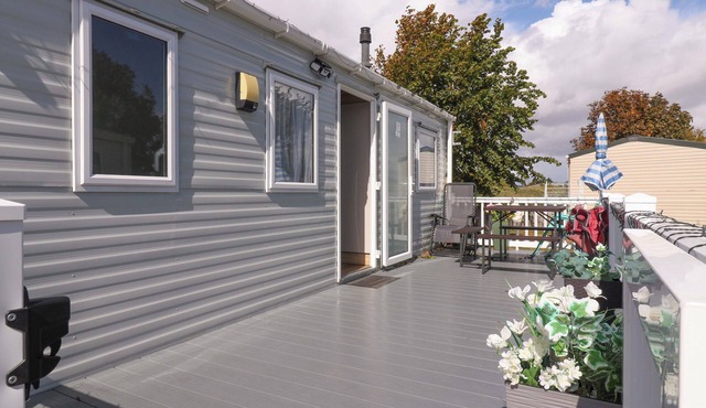 SINGH AND LEITE FAMILY CARAVAN, pet friendly, with pool in St. Osyth