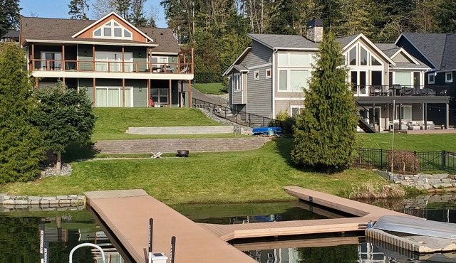 Single Bedroom at the Lake Cabin, wake up with the best view of Mt. Ranier