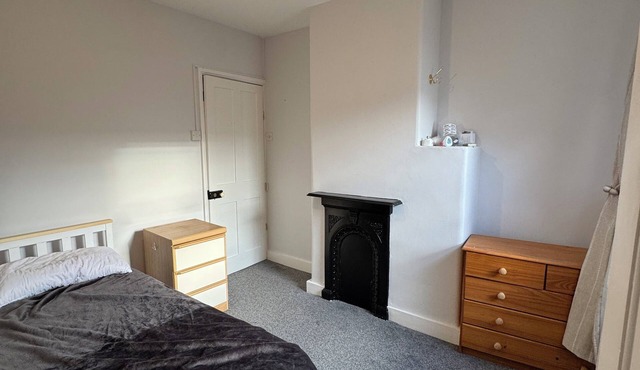 Single bedroom in shared house with garden view, for short stays only.