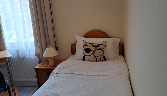 Single Bedroom London Seven Kings train station with shared bathroom