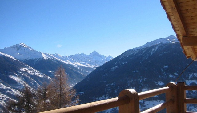 Single chalet with special comfort in the middle of the ski area 4-vallées, Valais