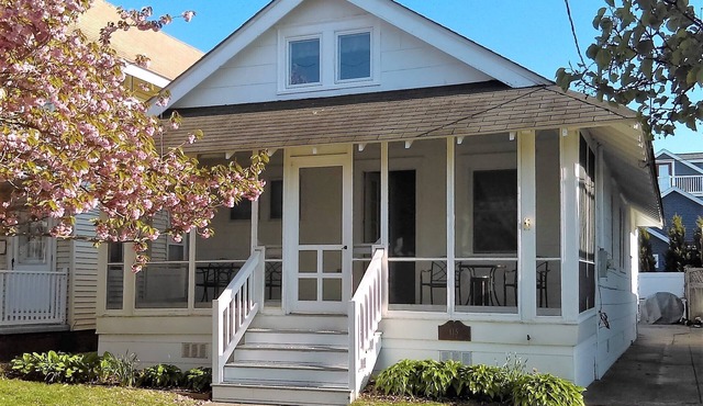 Single cottage in the Gardens - walk to the beach and boardwalk