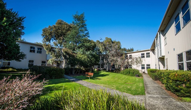 Single ensuite room in convenient quiet location