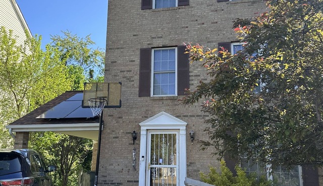 SINGLE FAMILY 4BR/3.5 BATH HOME W/3-CAR DRIVEWAY!