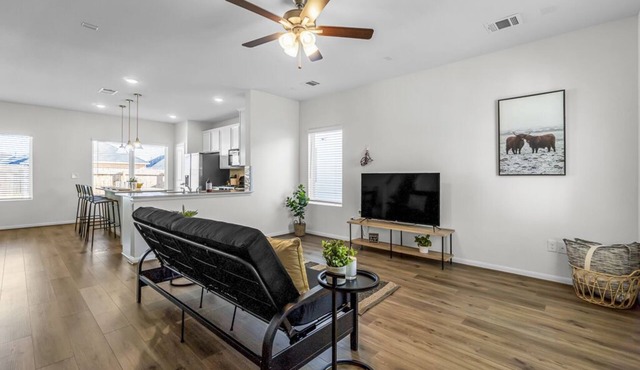 Single Family Home 25 Minutes from Downtown
