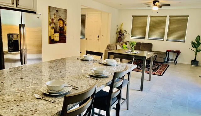 Single family home 3 beds, 2.5 baths, close to everything for 31 nights or more