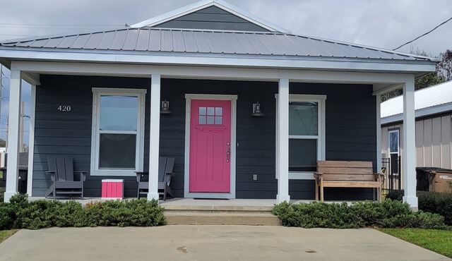 Single-Family Home Downtown Pensacola Cottage 3-Bedroom with Fenced-In back yard