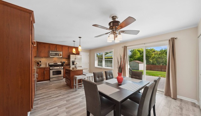 Single Family home in Schaumburg, IL 3 bed/2 full baths/fully fenced backyard