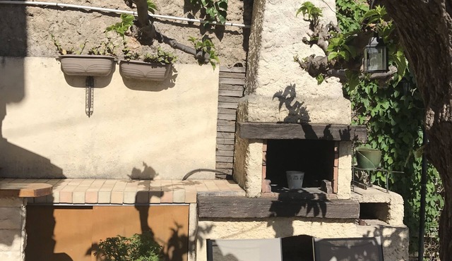 Single-family home in quiet Les Arènes neighborhood with all comforts