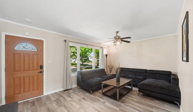 Single Family home in Schaumburg, IL 3 bed/ 2 full baths/ fully fenced backyard