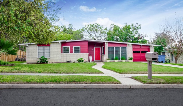 Single Family Home 3 Bedroom Near All Attractions and 10 miles to Lackland AFB