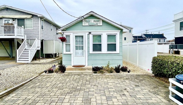 Single Family Home-Bay2BeachnBeautiful Sunrise on the Beach & Sunsets on the Bay