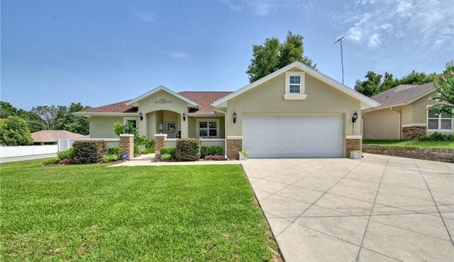 Single family home blocks from the Villages