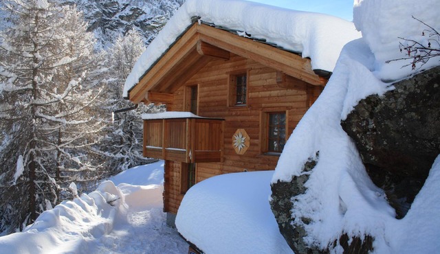 Single family house with private outdoor jacuzzi & sauna, ski in - ski out