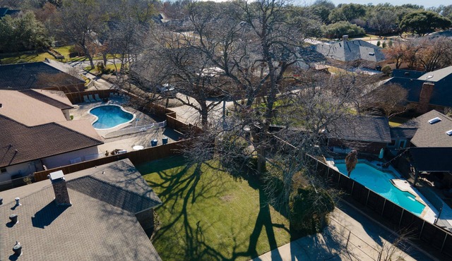 Single Family in Lakeside Neighborhood-close to 66