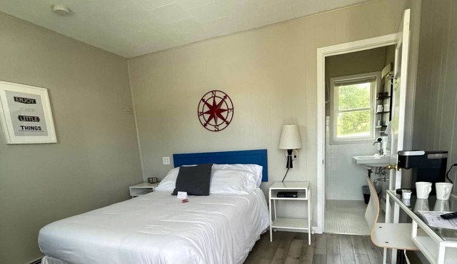 Single Full Room at The Little Village in Mount Horeb