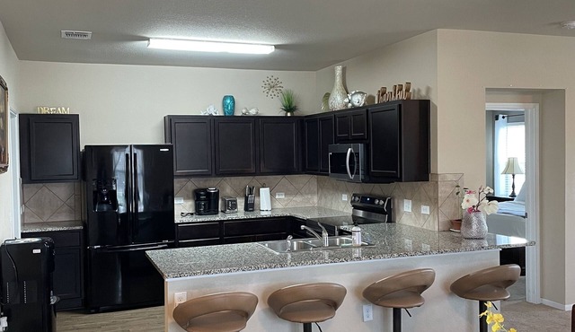 Single home with 5 bedrooms sleep 10 at a corner lot, fully garage to use