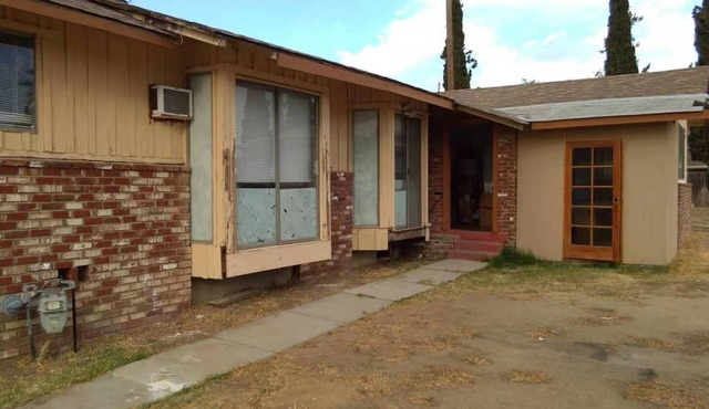 SINGLE HOUS WITH WIDE YARD