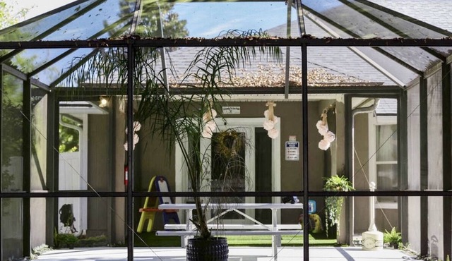 Single house: 12guests,4bds/2baths,large backyard.