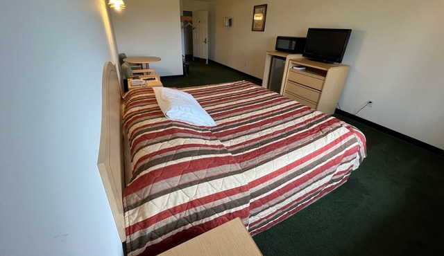 Single King Suite with Free Breakfast and Parking!