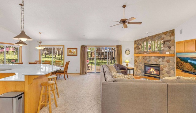 Single Level, AC, Private Hot Tub, close to everyt