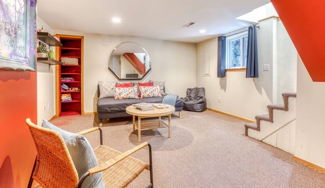 Single-level, downtown basement apartment with fast WiFi & a kitchenette
